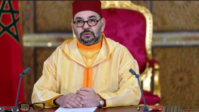  صورة وزّعها الديوان الملكي المغربي يظهر فيها الملك محمد السادس أثناء إلقائه خطاباً من القصر الملكي في فاس (شمال) في 8 ت1/أكتوبر 2021. - الديوان الملكي المغربي/ا ف ب 
