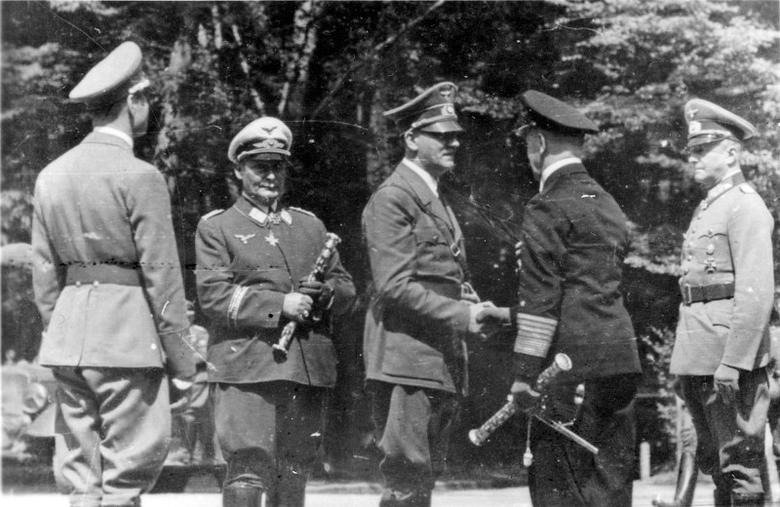 هتلر مع عدد من كبار قادته/ رويترز