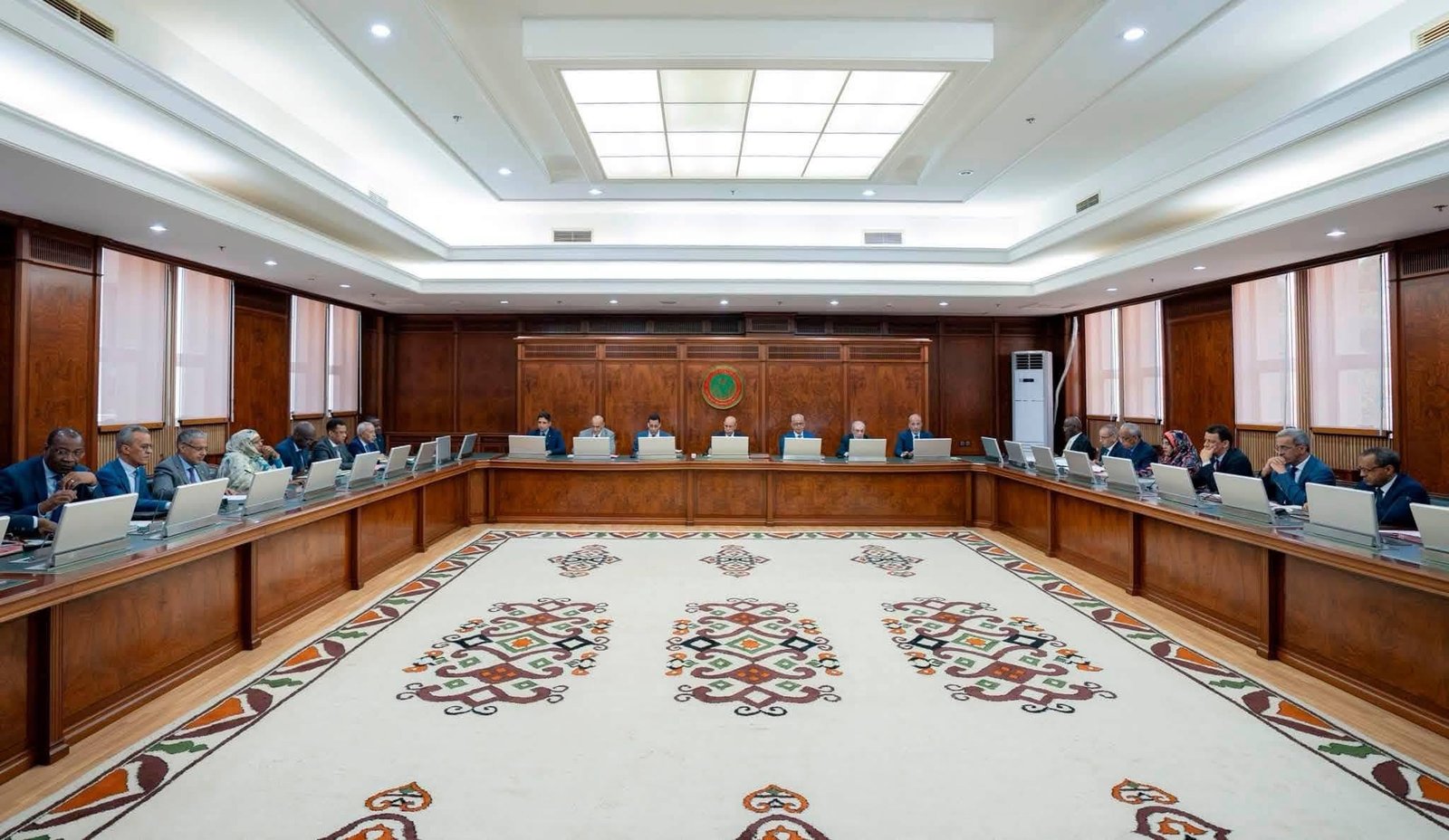مجلس الوزراء يصادق على حزمة قوانين ومراسيم لتعزيز ريادة الأعمال والمحتوى المحلي وإصلاح التوثيق