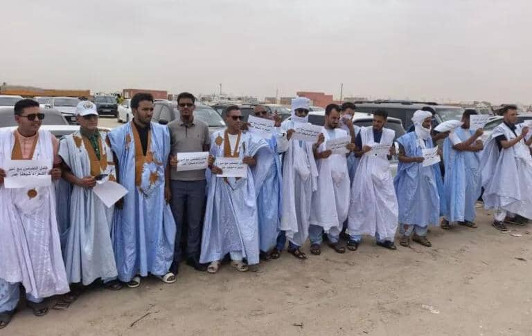 متضامنون يحتجون أمام «معادن موريتانيا» تضامنًا مع الشاعر شيخنا عمر ويطالبون بإنصافه