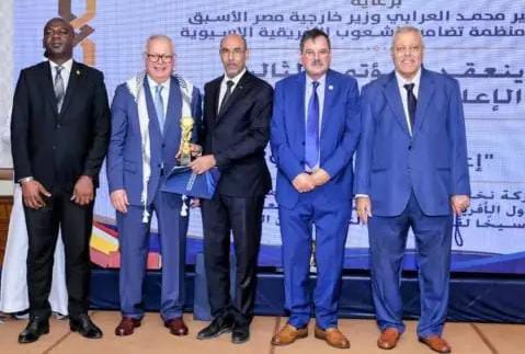 تكريم الإعلامي الموريتاني محمد سالم ولد الداه في مؤتمر اتحاد الإعلاميين الأفريقي الآسيوي بالقاهرة