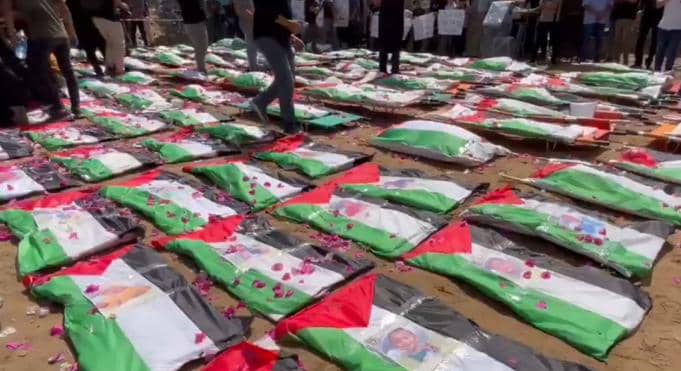 بعد أكثر من عامين ونصف تحت الأنقاض.. تشييع 112 شهيدًا في واحدة من أكبر جنازات غزة